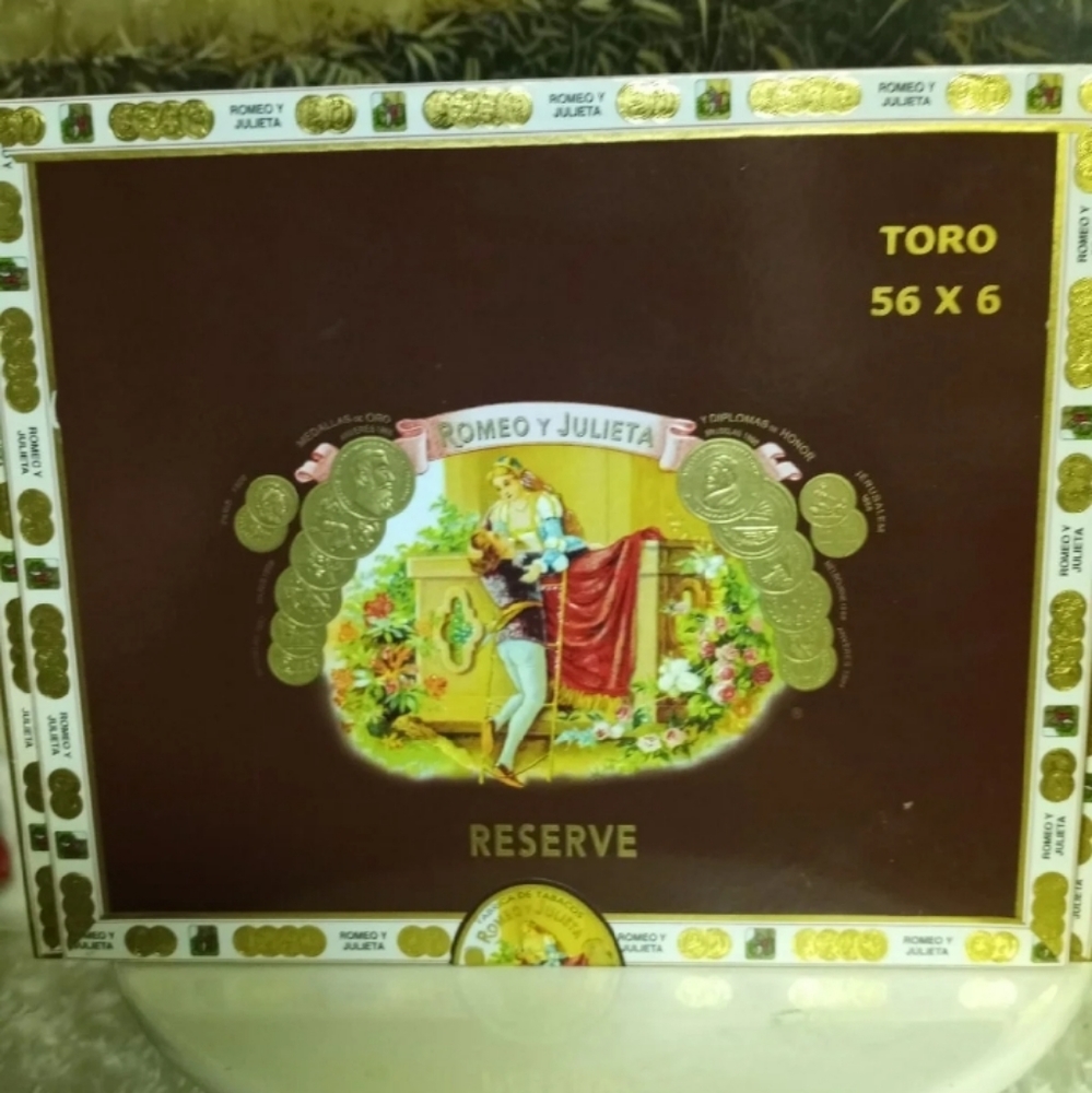 Romeo y Julieta wooden cigar box